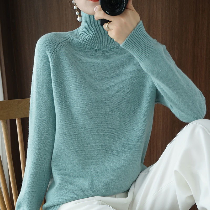 Women's Fitted Turtleneck Sweater in Green